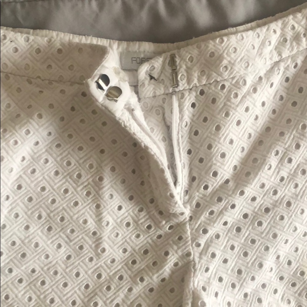 White shorts - Picture 3 of 4